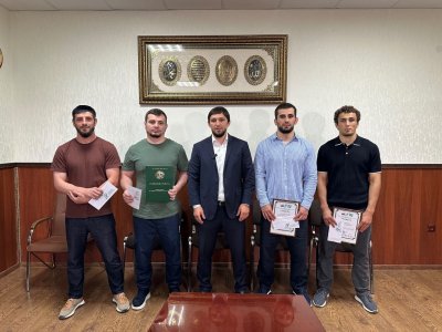 ТРИУМФАТОРОВ ЧЕМПИОНАТА РОССИИ ПО ГРЕКО-РИМСКОЙ БОРЬБЕ ЧЕСТВОВАЛИ В МИНСПОРТА ИНГУШЕТИИ