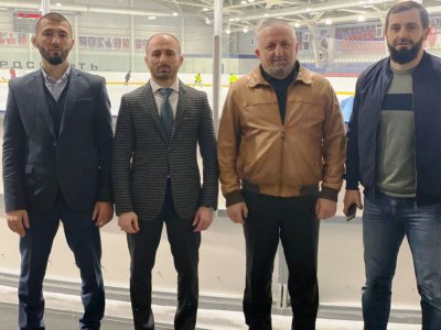 Али Дошхоклоев посетил региональный центр по хоккею
